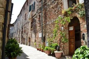 an alley with potted plants on the side of a building at Casa Corbinelli in Canneto