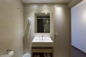 Een badkamer bij Medplaya Aparthotel Esmeraldas
