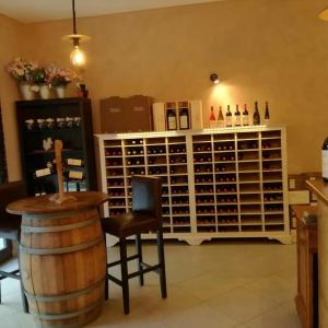 - une salle de dégustation de vin avec un grand casier de bouteilles de vin dans l'établissement Casa Corbinelli, à Canneto