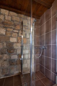 Koupelna v ubytování Enalio Suites
