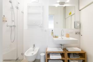 biała łazienka z umywalką i prysznicem w obiekcie Mar Suite Apartments - Center w Wiedniu +37 zdjęć