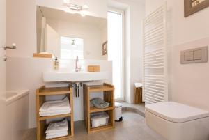łazienka z umywalką i toaletą w obiekcie Mar Suite Apartments - Center w Wiedniu