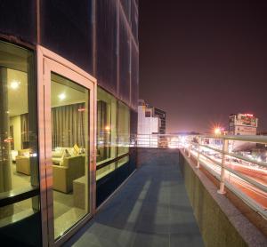a view of a city at night from a building at Hotel Halwachy in As Sulaymānīyah