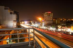uma cidade à noite com trânsito numa auto-estrada em Hotel Halwachy em As Sulaymānīyah