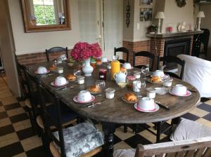 stół jadalny z jedzeniem w obiekcie Le cadran w mieście Stella-Plage