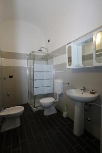 ソルソにあるB&B L'Antico Porticoのバスルーム(トイレ2つ、シャワー、シンク付)