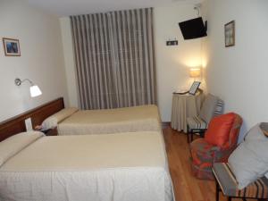 Postel nebo postele na pokoji v ubytování Hostal Coruña