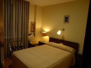 Postel nebo postele na pokoji v ubytování Hostal Coruña