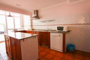 a kitchen with a sink and a microwave at Villas Aloha Valdelagrana in El Puerto de Santa María