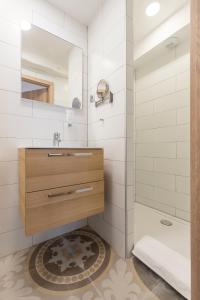 uma casa de banho com um lavatório e um espelho em Valbonne Flat em Valbonne