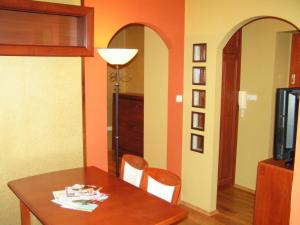 una sala da pranzo con tavolo e 2 sedie di Mirage Apartment a Hévíz