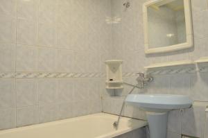 トヴェリにあるApartamenty v tsentreのバスルーム(洗面台、トイレ、鏡付)