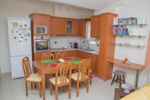 Kuchyňa alebo kuchynka v ubytovaní Sea Side Lux family appartment