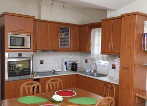 Kuchyňa alebo kuchynka v ubytovaní Sea Side Lux family appartment