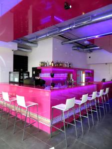 Lounge o bar area sa Big Apartment 291 - Rezidence Eliska Prague 9