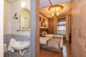 Koupelna v ubytování VERSİON HOTEL