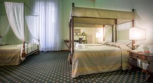 Postel nebo postele na pokoji v ubytování Hotel Torre Guelfa Palazzo Acciaiuoli