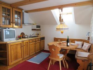 A kitchen or kitchenette at Gästehaus am Berg