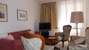 Televízia a/alebo spoločenská miestnosť v ubytovaní Village Appartements