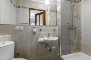 ビャウィ・ドゥナイェツにあるTatrzański Dworekのバスルーム(トイレ、洗面台、シャワー付)