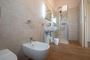 Marano di ValpolicellaにあるLe Bigneleのバスルーム(洗面台、トイレ、シャワー付)