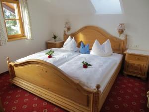 A bed or beds in a room at Gästehaus am Berg