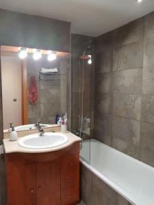 エンプリアブラバにあるANCORA 12 VISTA MARのバスルーム(シンク、シャワー、バスタブ付)