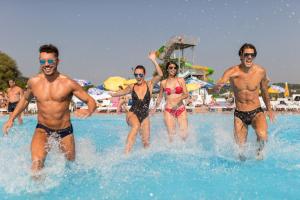 un grupo de personas corriendo en el agua en la playa en Terme Tuhelj Hotel Well en Tuheljske Toplice