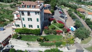 The surrounding neighborhood or a neighborhood close to a vidéki vendégházakat