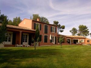 a large house with a green lawn in front of it at Putt Tee Country in Nans-les-Pins