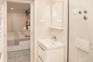 赫瓦尔Apartments Majić的带水槽和淋浴的白色浴室