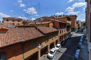 uma vista para uma rua da cidade com edifícios e carros em Marconi 47 Suite em Bolonha