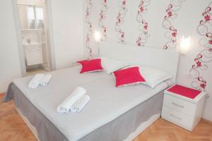En eller flere senge i et værelse på Apartments Majić