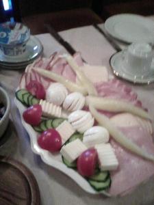 um prato de queijo e legumes numa mesa em Cola Panzió em Szentendre