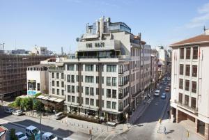 un gran edificio blanco en una calle de la ciudad en The Haze Karaköy, en Estambul