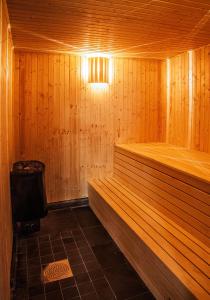 a wooden sauna with a trash can in it at Södra Hotellet in Norrköping