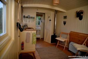 Glamping on the Hill的厨房或小厨房