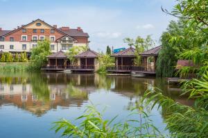 Výhled na řeku, která protéká v blízkosti hotelu