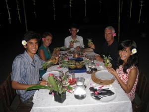 聖吉吉的住宿－阿爾貝托咖啡家庭旅館，一群人坐在桌子旁