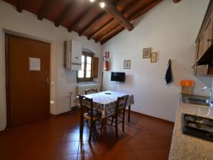 een keuken en eetkamer met een tafel en stoelen bij Belvilla by OYO La Casa dei Cinque Olivi in Quarrata