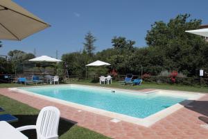 Bazén v ubytovaní Agriturismo Le Stringaie alebo v jeho blízkosti