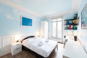 パリにあるVeeve - Contemporary in Balardの青いベッドルーム(ベッド1台、デスク付)