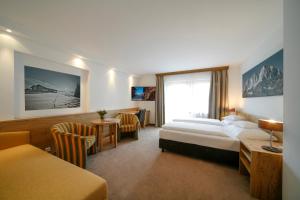 A bed or beds in a room at Hotel Resch Még 37 kép
