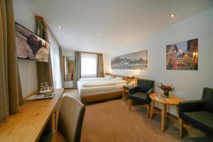 A television and/or entertainment centre at Hotel Resch