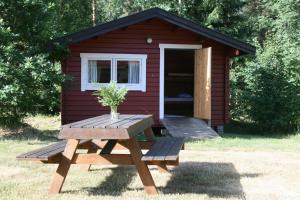 フルツフレードにあるBorggården stugorの小さな赤小屋