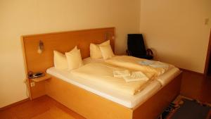 Een bed of bedden in een kamer bij Winzerhotel und Restaurant zum Moselstrand