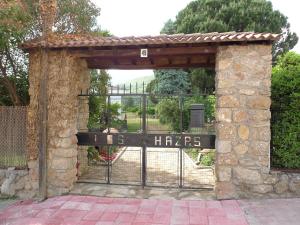 a gate with a sign that says here at a park at Las Hazas Jarandilla de la Vera in Jarandilla de la Vera