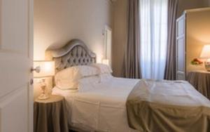 Postel nebo postele na pokoji v ubytování Hotel Torre Guelfa Palazzo Acciaiuoli