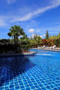 Bazén v ubytování Sungthong Kamala Beach Resort nebo v jeho okolí