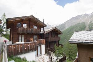 Casa de madera grande con balcón en las montañas en Mountain Village 11, en Saas-Fee
